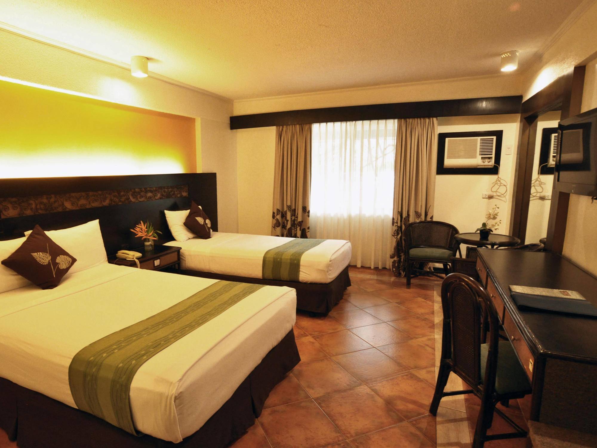 Montebello Villa Hotel Cebu Stadt Exterior foto
